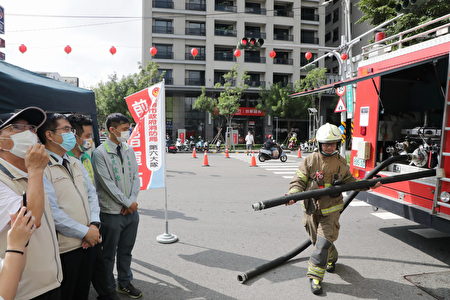 台南市长黄伟哲（左2）视察复合式商办大楼“世华大楼”消防演练。
