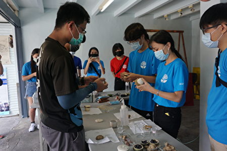 云科大浅山农村团队，15日在桂林社区辅导在地青年实际超作坩埚封陶土