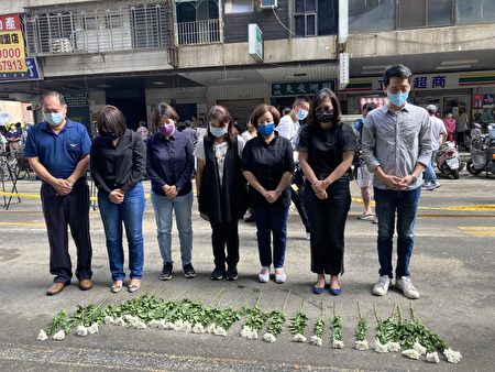 高雄市议会国民党团议员今到城中城事故现场献花哀悼。