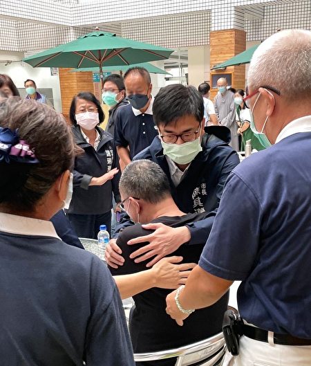 城中城大火造成死伤惨剧，高雄市长陈其迈15日前往市立殡仪馆慰问受灾家属。