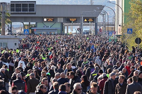 意大利「綠色通行證」今生效 多地爆發抗議