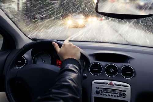 美国汽车协会实测：车辆安全系统雨天恐失灵