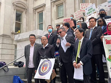 邁克積極支持紐約市居民聯盟反對取消天才班的示威活動。