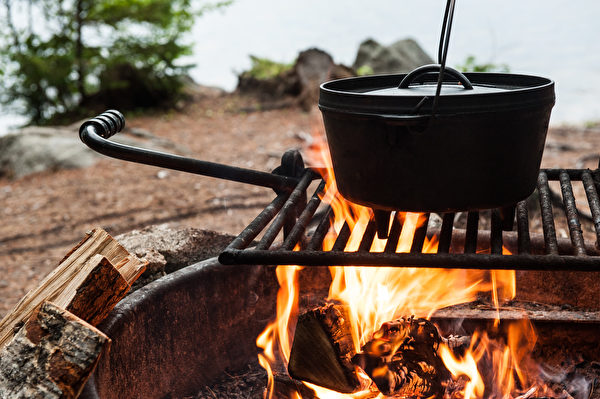 Dutch,Oven,Cooking,Over,A,Campfire,Shutterstock,鑄鐵鍋,荷蘭鍋