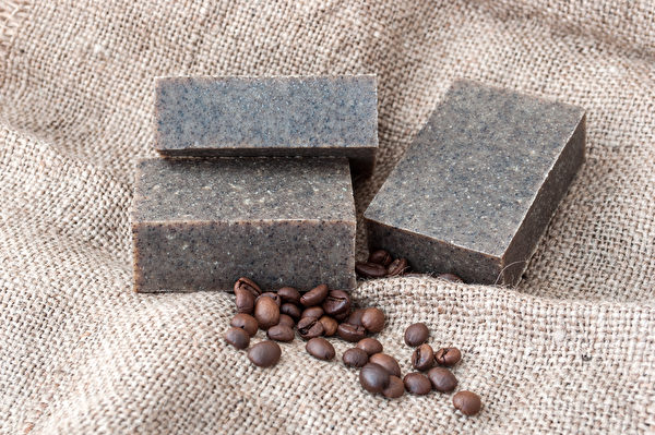 咖啡渣肥皂带咖啡香味又具肥皂清洁力。(Shutterstock)