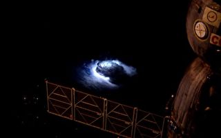 宇航员在太空站看到地球神秘蓝光