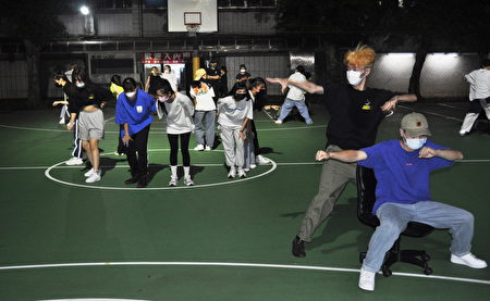 醒吾科大表演艺术系学生在全运会开幕演出前，不断的彩排演练揣摩银发者舞姿。