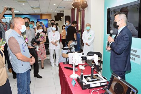 苗栗县长徐耀昌深入了解 ‘5G远距诊疗智能照护服务’。