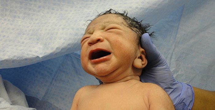 印度70岁老妇产下第一胎 成为新手妈妈