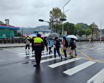 莘莘学子应考英听测验 警冒雨执行安维勤务