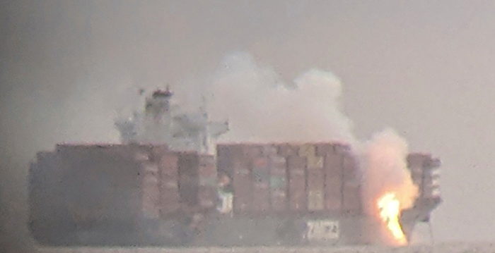 载化学品货船加拿大外海起火 美加联合评估