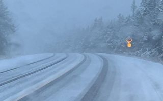 新英格兰初雪 覆盖新罕州高速路