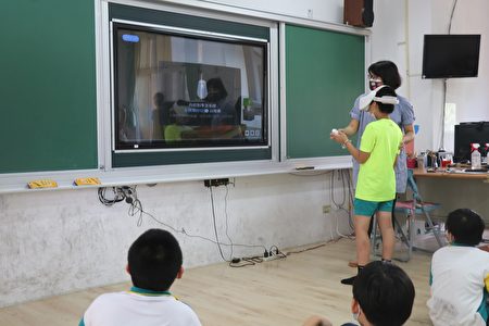  周心怡老師教導學生洪碩謙如何使用VR課程。