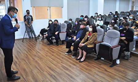 醒吾科大副校长钟志明(左)推崇许效舜(前排中)是艺人典范。