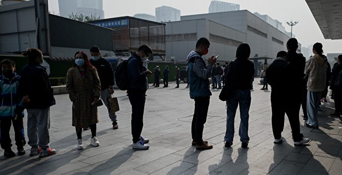 组图：北京疫情风险升高 市民排队接受检测