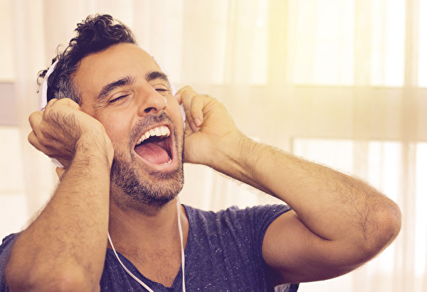 唱歌时，体内会释放脑内啡、催产素。(Shutterstock)