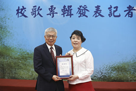 台北科技大学校长王锡福（左）致赠感谢状给声乐家简文秀（右）表达感谢之意。