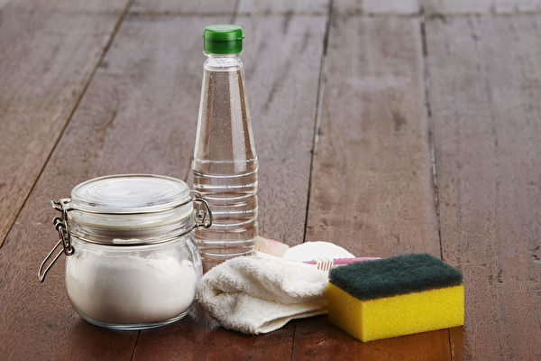 鹽和白醋都是廚房裡常見的調味料、清潔用具。(Shutterstock)