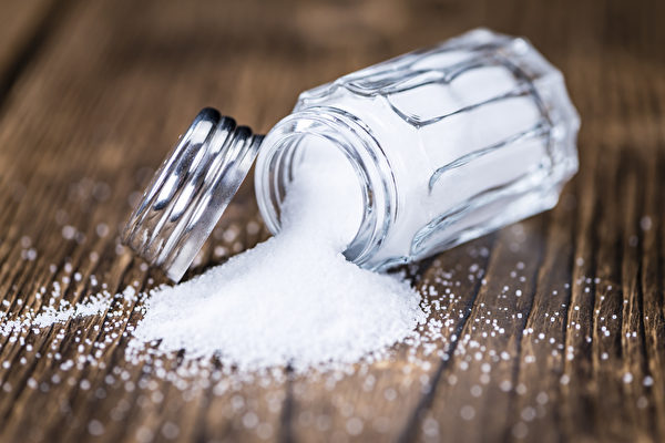 食盐是厨房里不可或缺的调味料，还是居家清洁的好帮手。(Shutterstock)
