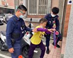 79歲老婦人撿拾資源回收迷途  平鎮警護送返家