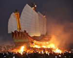屏東東港迎王祭典「燒王船」 數萬信眾爭睹