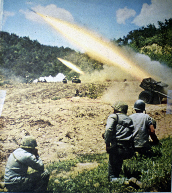 1951年，美軍在朝鮮戰爭中發射密集炮火。（MPI/Hulton Archive/Getty Images）