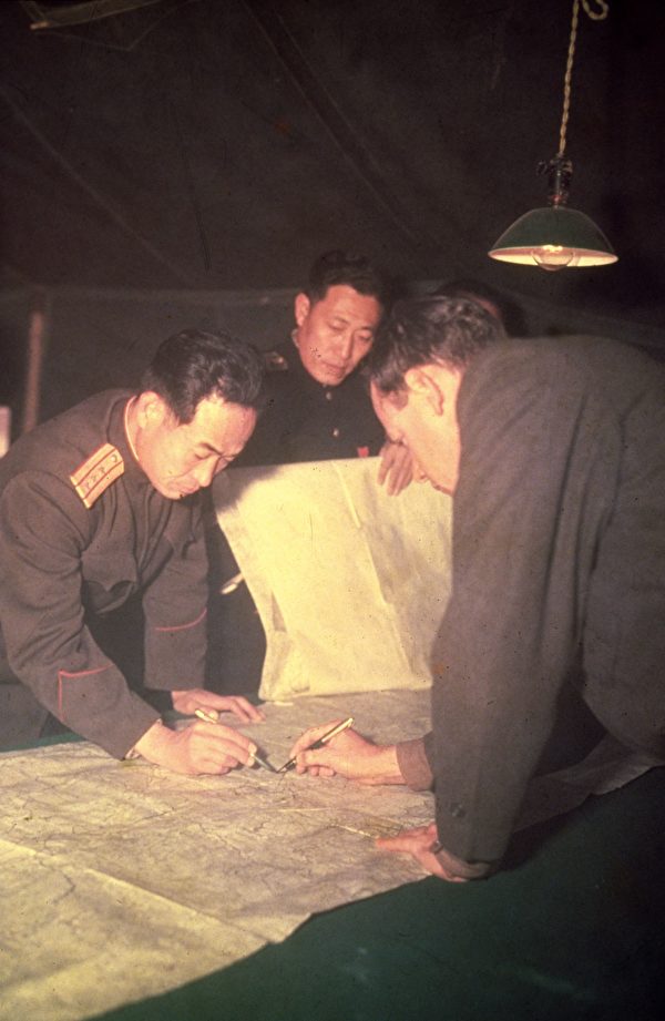 大約1953，朝鮮戰爭期間在韓國板門店和平談判的場景。（MPI/Getty Images）