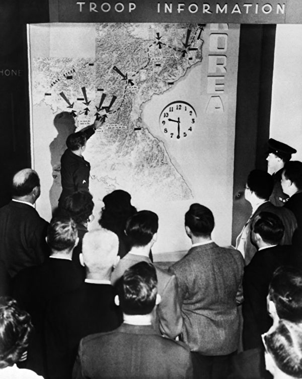 1950年12月，美國軍方和政府官員在華盛頓了解朝鮮戰場的實時情報。（AFP via Getty Images）
