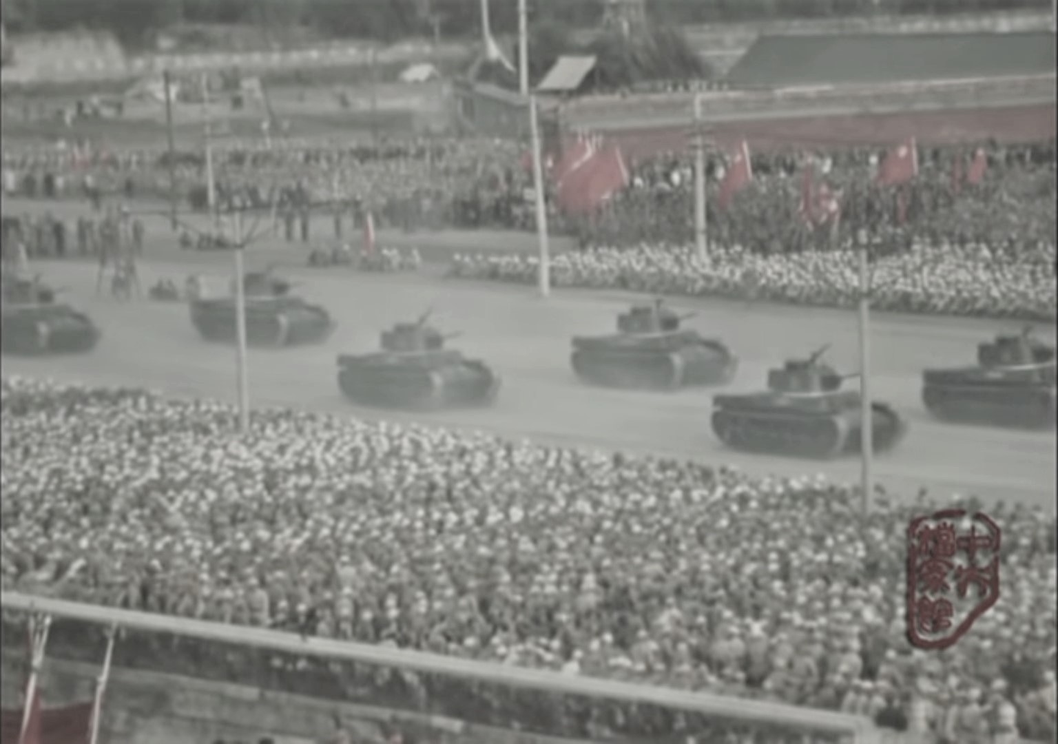 1949年天安門城樓前駛過的坦克。40年後,駛入絕食的天安門廣場,壓扁人民肉體和頭顱的,是不是同一批坦克?(視頻截圖)