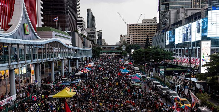 组图：泰国民众上街抗议 反对刑法第112条