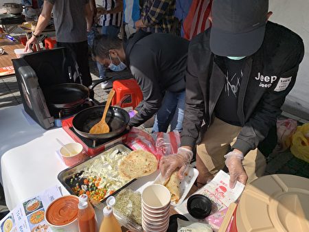 元智大学美食节共设有14个摊位，藉由各国的美食文化交流，进一步了解多元种族与文化的包容。