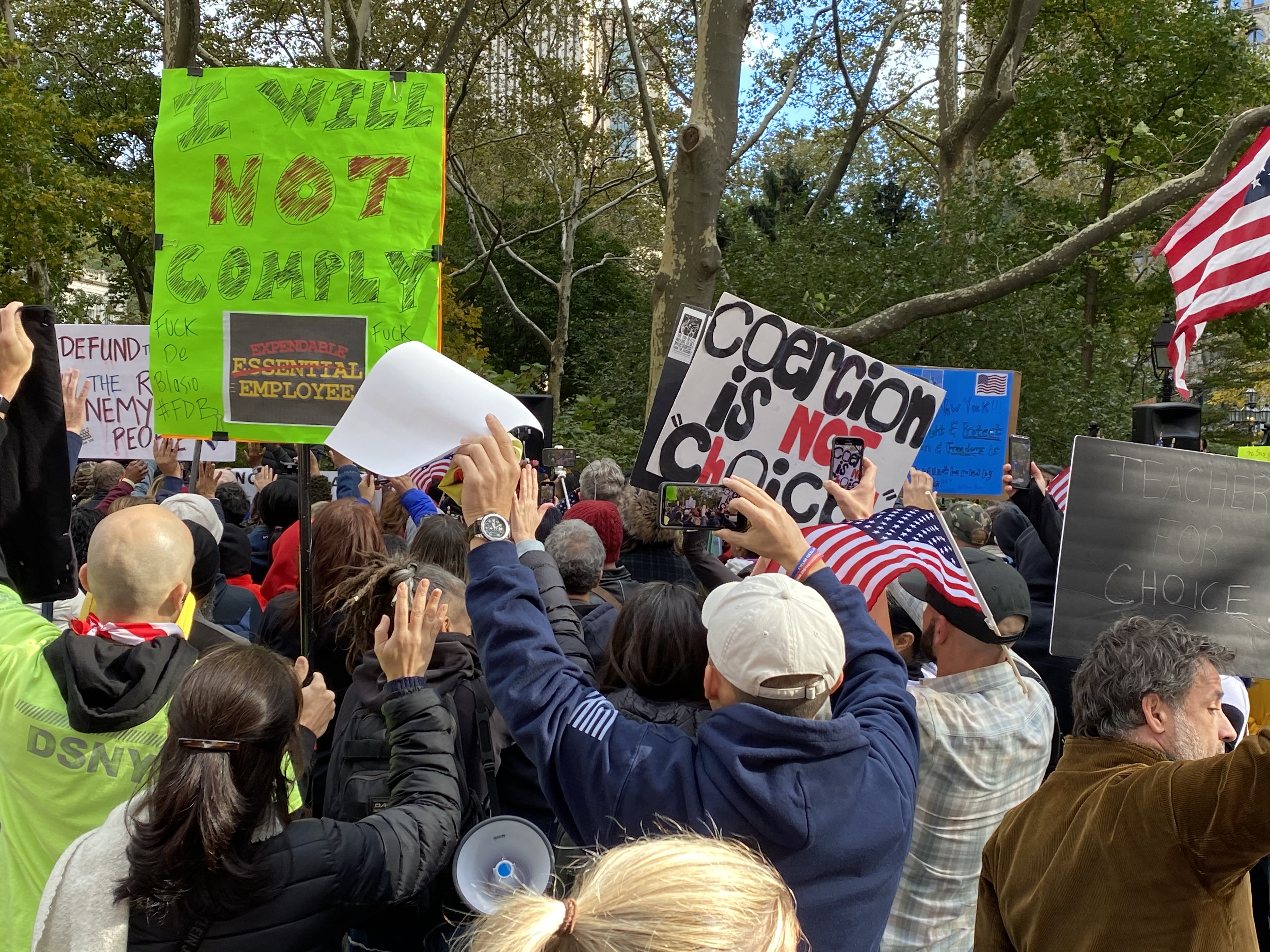 11日3日纽约市民在市政厅门前打出“我们不遵守”、“强迫不是选择”等标语。