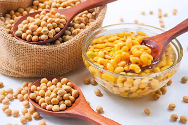 煮過的大豆，經過不同的加工手法，可變成多種豆製品。(Shutterstock)