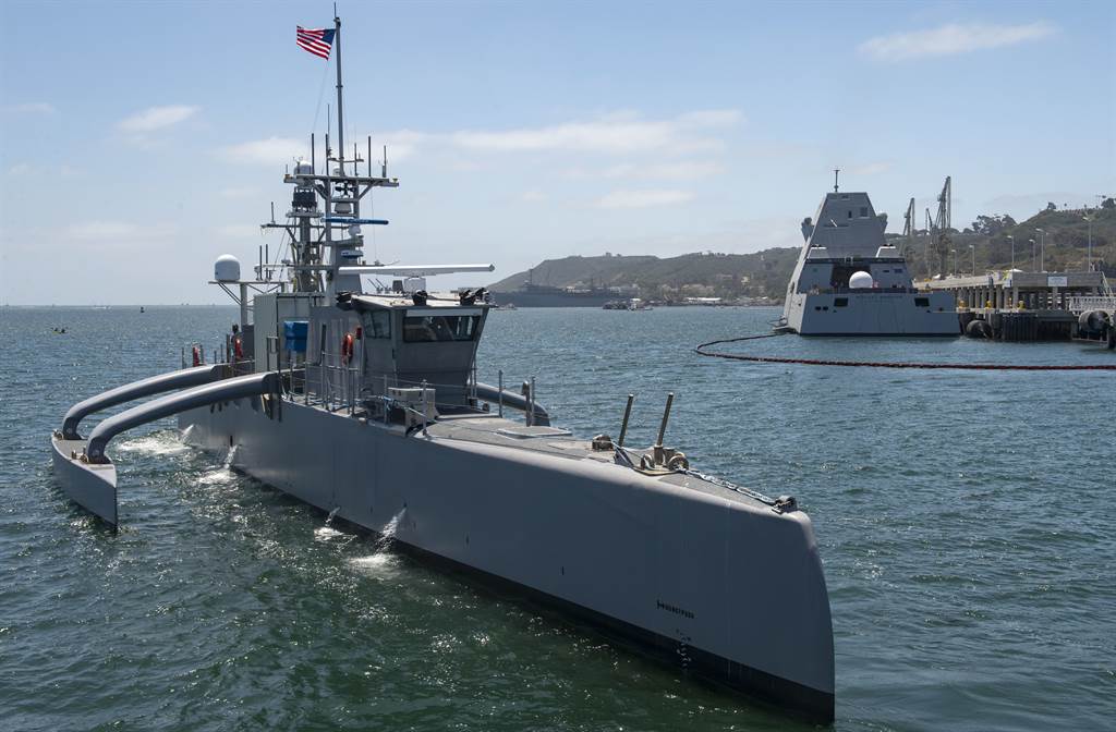 美國太平洋艦隊結合無人系統和有人軍艦進行演習。圖為「海獵手」反潛無人艦4月20日從加州聖地牙哥海軍基地出發。(美國海軍)
