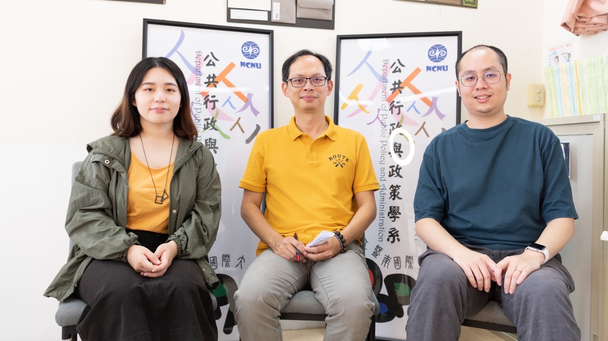 由左至右，暨大學生李欣玫、教授陳文學、 學生洪皓銘。