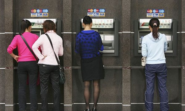 中国诈骗团伙设假ATM诈钱 2年才被抓包