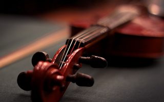 台裔小提琴家表演时断弦 你猜他如何处理？