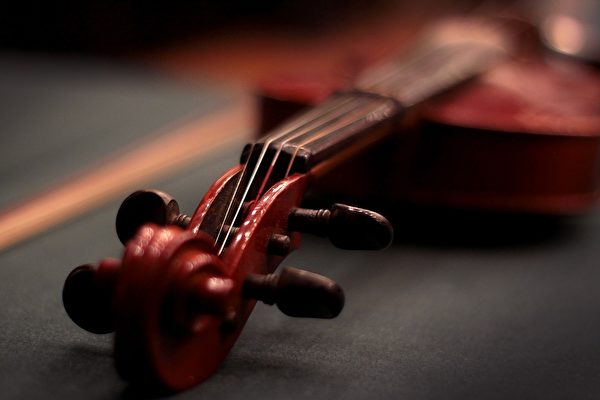 台裔小提琴家表演時斷弦 你猜他如何處理？