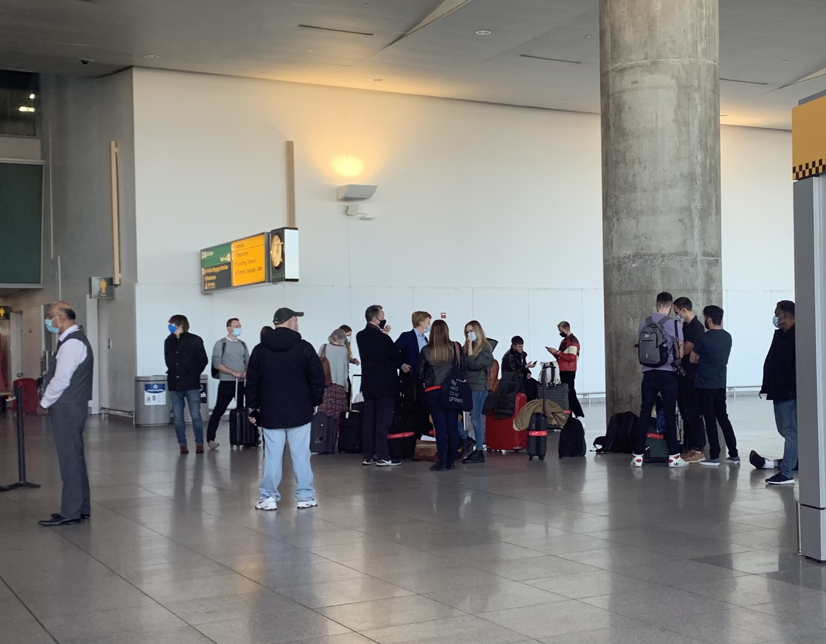 图为美国对33个国家取消旅行限制的第一天，欧洲旅客抵达纽约JFK国际机场。