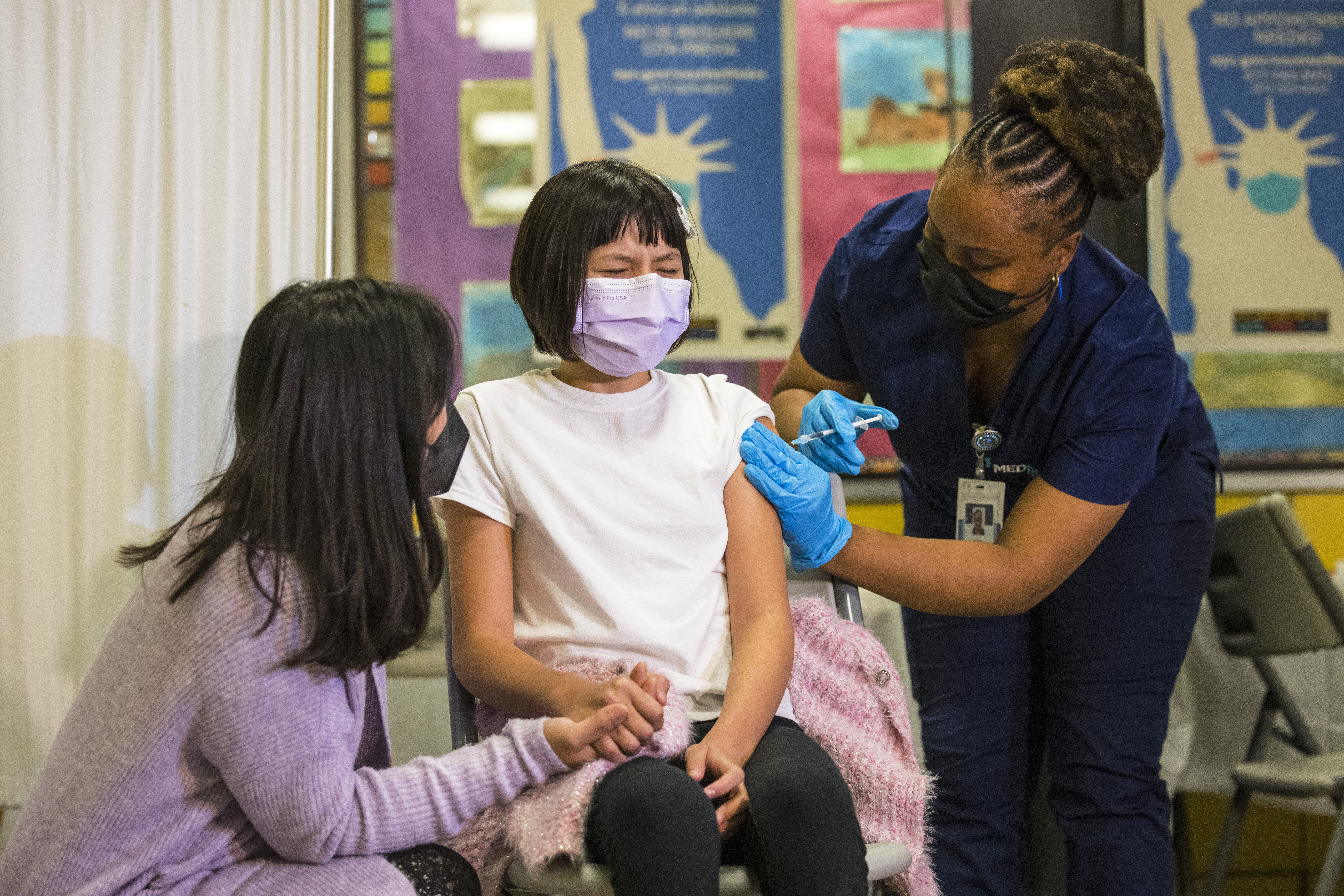2021年11月8日，10歲女學童在下東區PS 19學校的接種COVID-19疫苗。