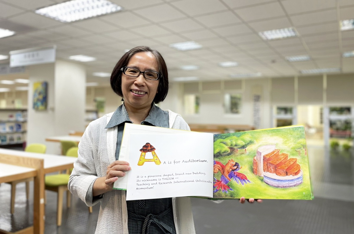 中央大学语言中心刘爱萍老师带领学生创作的《ABC Book of NCU》英文绘本，透过26个字母，将中大特色展露无遗。