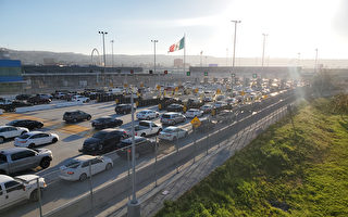 美墨边境开放 圣地亚哥入境口抽查疫苗证