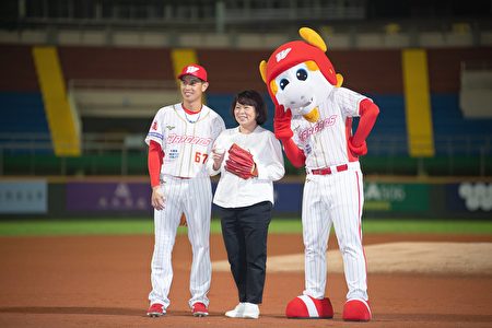  味全龙球员吴东融、吉祥物与市长合照。