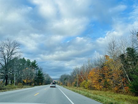 在枫叶烂漫的深秋季节，End CCP车队把“打倒中共恶魔”的信息传播到美国最东北的缅因州。