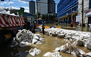 组图：涨潮致河水泛滥 曼谷多区遇洪水侵袭