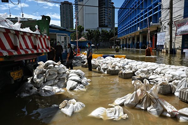 組圖：漲潮致河水氾濫 曼谷多區遇洪水侵襲