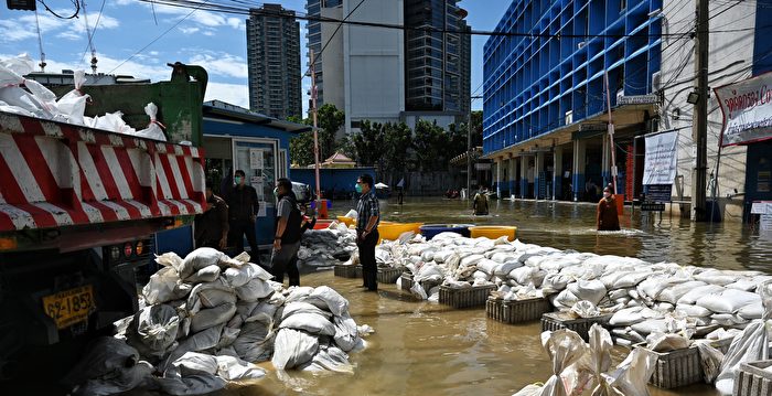 组图：涨潮致河水泛滥 曼谷多区遇洪水侵袭
