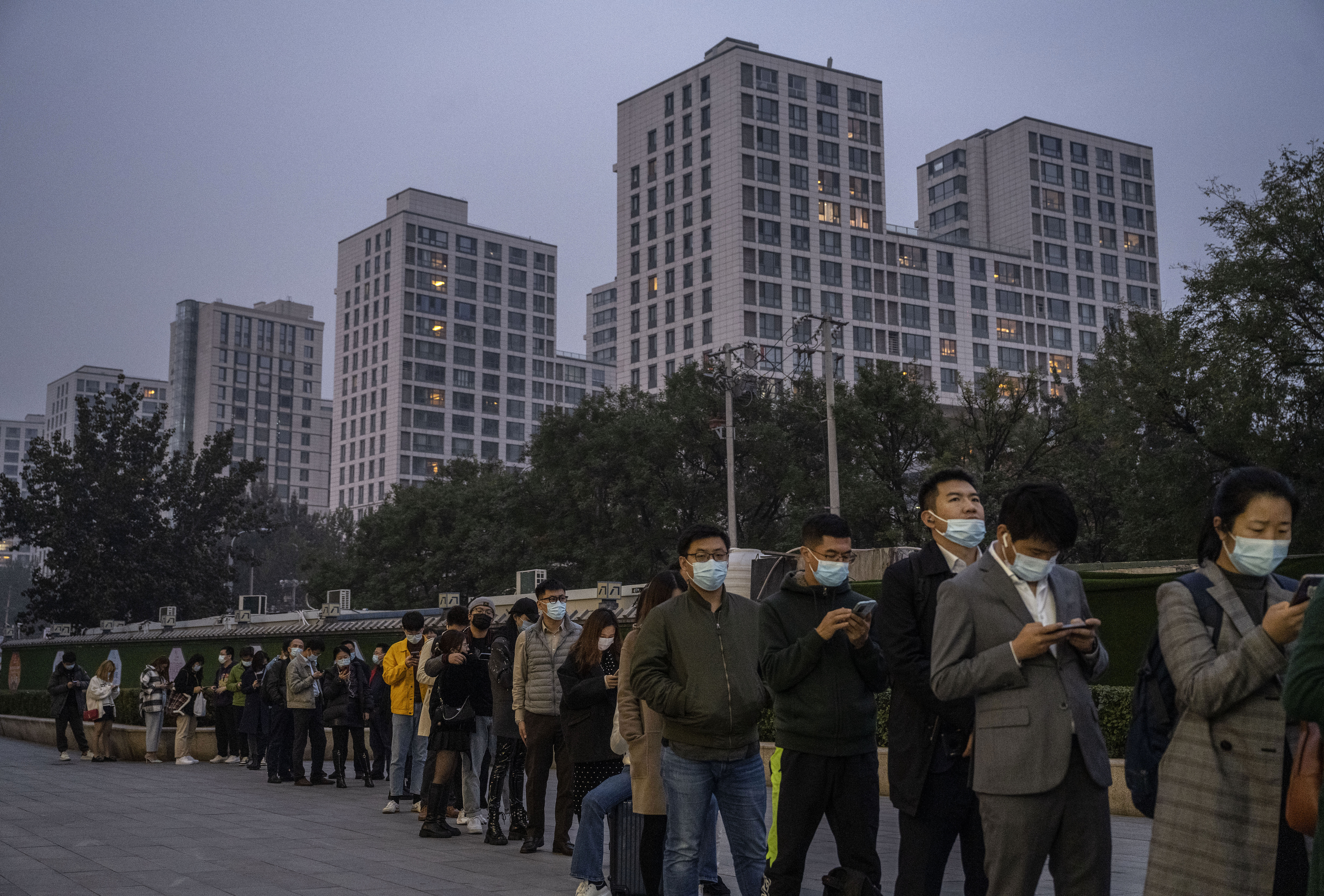 2021年10月25日,北京民眾排隊做核酸檢測。(Kevin Frayer/Getty Images)