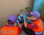 6旬老婦不適癱坐路旁 平鎮警急協助幸平安