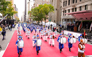 纽约第102届老兵节游行 天国乐团震撼全场